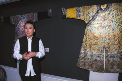 會唱會收藏！張信哲北京辦明清織繡服飾展