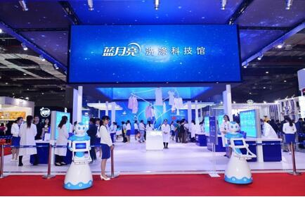 美博會創辦人、中華全國工商聯合會美容化妝品業商會會長馬婭女士參觀藍月亮洗滌科技館后接受媒體采訪，盛贊藍月亮卓越的創新精神和高度的社會責任感。